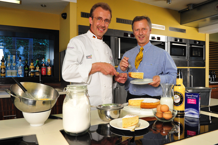 Weltmeister der Konditoren Manfred Bacher und Unternehmenschef William Verpoorten