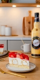 Windbeutel-Torte mit Erdbeeren und Eierlikör