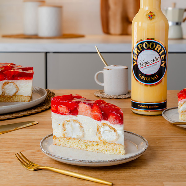 Windbeuteltorte mit Erdbeeren und Eierlikör