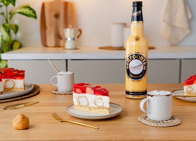 Windbeutel-Torte mit Erdbeeren und Eierlikör