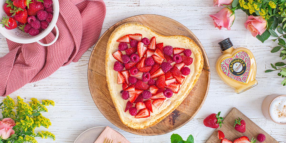 Schneller Eierlikör-Käsekuchen in Herzform mit Erdbeeren und Himbeeren Bild 3
