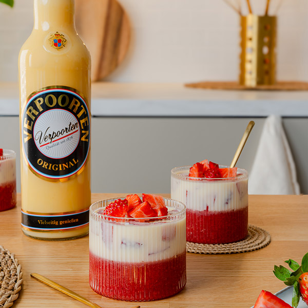 Eierlikör-Panna Cotta mit Erdbeeren