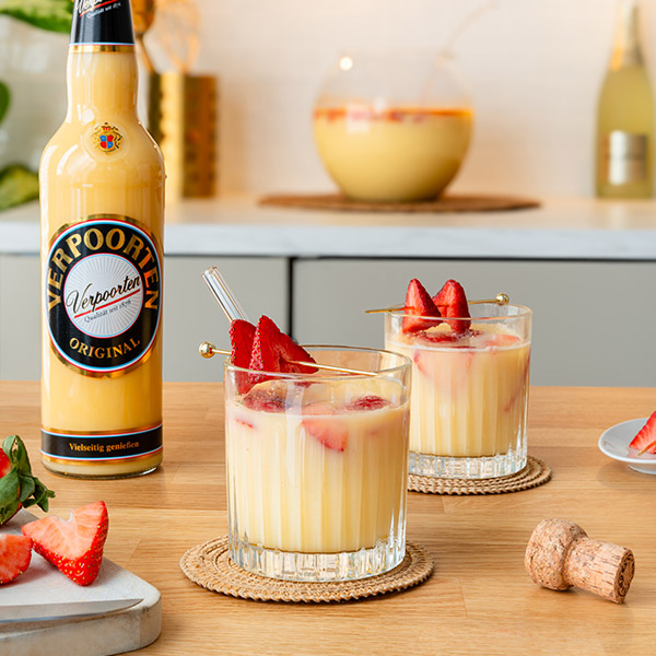Eierlikör-Erdbeer-Bowle