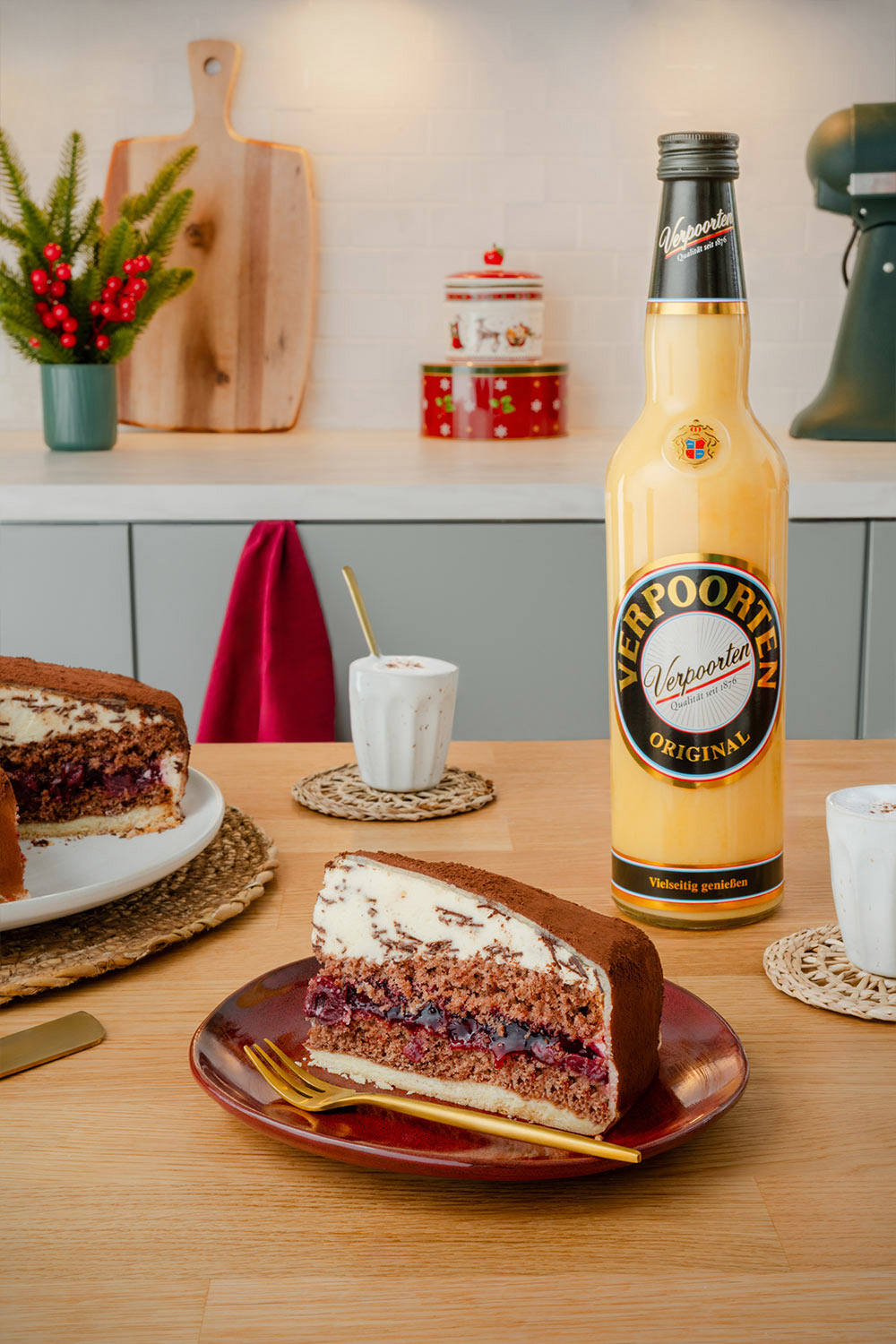 festliche Schoko-Kirsch-Weihnachtstorte mit Verpoorten Original Eierlikoer Bild 1