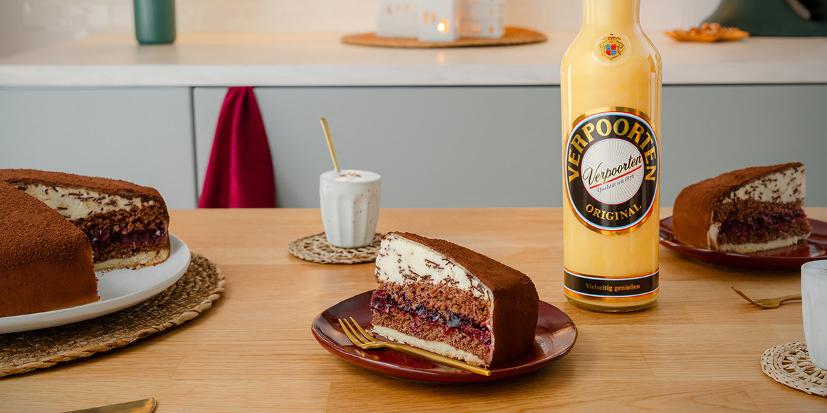 festliche Schoko-Kirsch-Weihnachtstorte mit Verpoorten Original Eierlikoer Bild 2