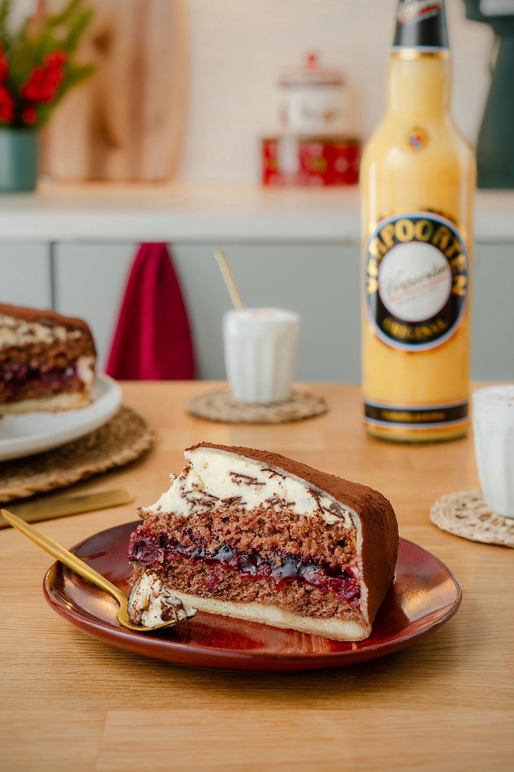 festliche Schoko-Kirsch-Weihnachtstorte mit Verpoorten Original Eierlikoer Bild 3