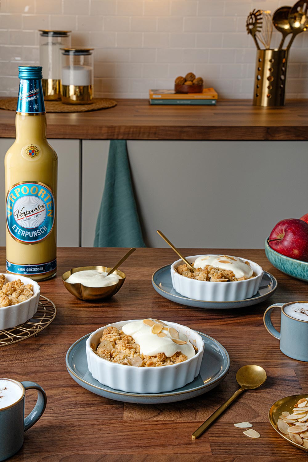 Bratapfel mal anders: Apfelcrumble mit weißem Schokoladen-Verpoorten-Eierpunsch-Mousse Bild 1 Bratapfel mal anders: Apfelcrumble mit weißem Schokoladen-Verpoorten-Eierpunsch-Mousse Bild 1