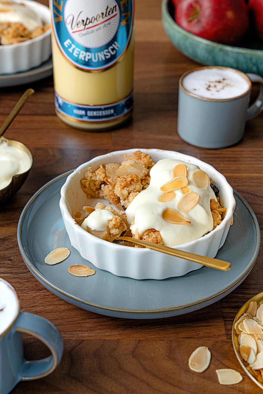 Bratapfel mal anders: Apfelcrumble mit weißem Schokoladen-Verpoorten-Eierpunsch-Mousse Bild 2 Bratapfel mal anders: Apfelcrumble mit weißem Schokoladen-Verpoorten-Eierpunsch-Mousse Bild 2