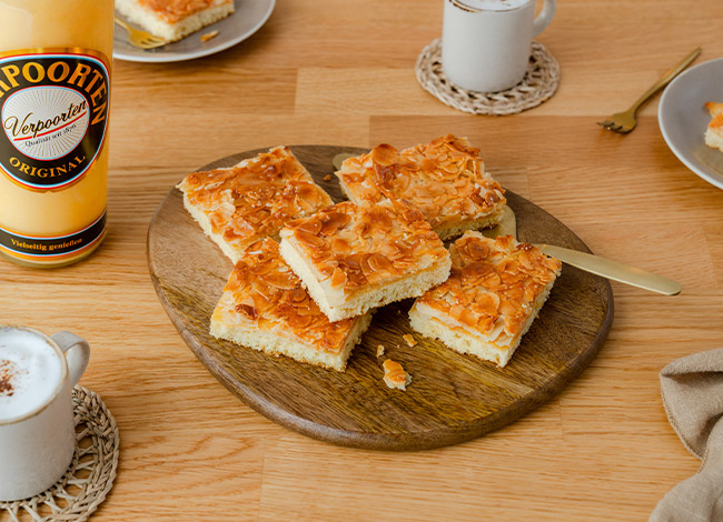 Mandelkuchen mit Eierlikör vom Blech - Becherkuchen