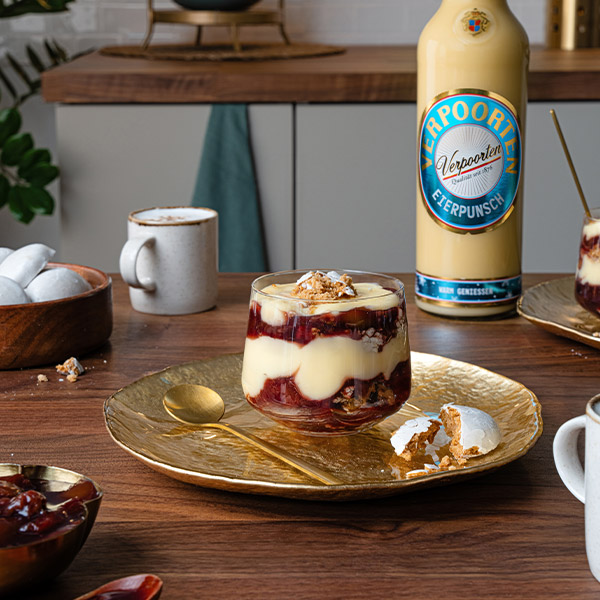 Winter-Pflaumen-Dessert mit VERPOORTEN Eierpunsch