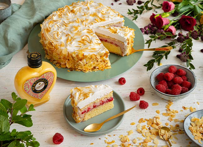 Eierlikörtorte vom Weltmeister der Konditoren ''Himbeer-Baiser-Torte mit Verpoorten Original''