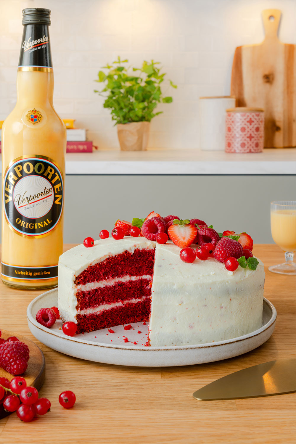 Red Velvet Cake mit Beeren und Schokoladen-Eierlikör-Frosting Bild 1 Red Velvet Cake mit Beeren und Schokoladen-Eierlikör-Frosting Bild 1