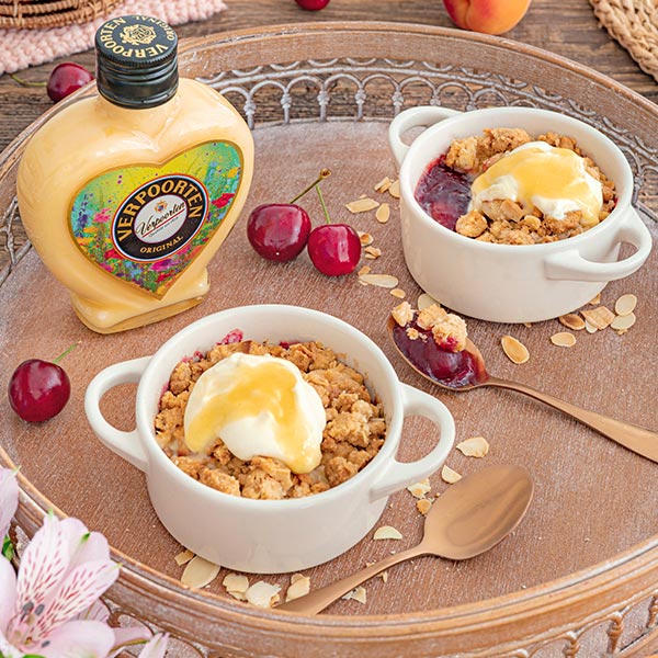 Kirsch-Aprikosen-Crumble mit Eierlikörcreme