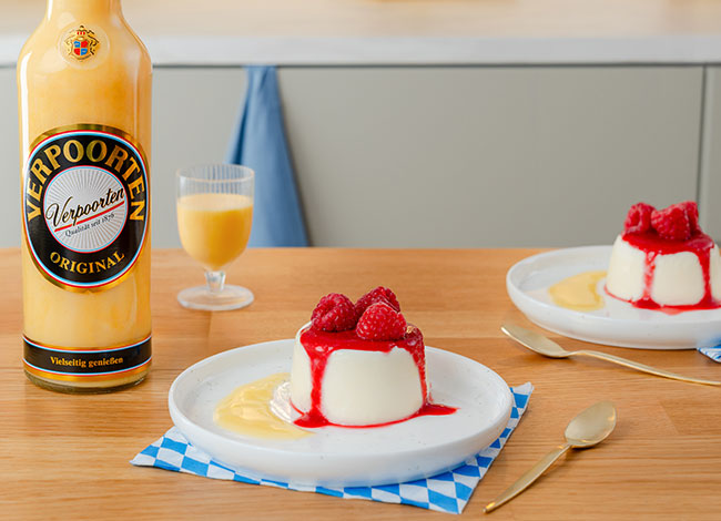 Oktoberfest Rezepte - Bayrisch Creme mit Verpoorten Original Eierlikör und Himbeersauce