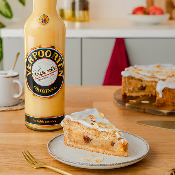 Gedeckter Apfelkuchen mit Eierlikör