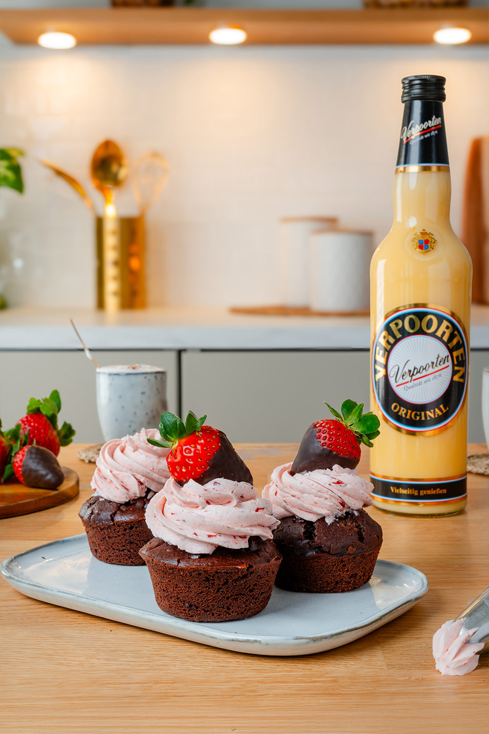 Erdbeer-Schoko-Cupcakes mit Verpoorten Original Eierlikör Bild 1 Erdbeer-Schoko-Cupcakes mit Verpoorten Original Eierlikör Bild 1