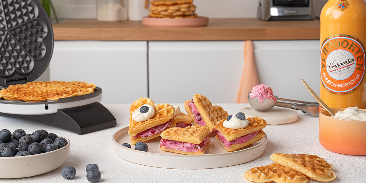 Pfirsich-Maracuja Likör Waffeln mit Eiscreme Bild 3 Pfirsich-Maracuja Likör Waffeln mit Eiscreme Bild 3