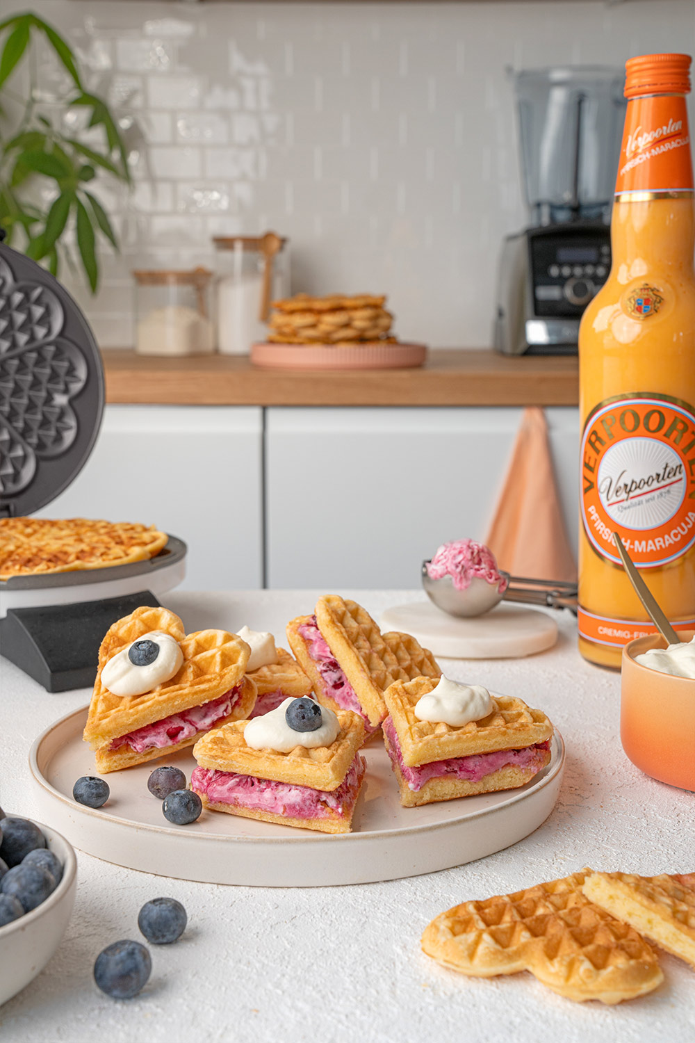 Pfirsich-Maracuja Likör Waffeln mit Eiscreme Bild 1 Pfirsich-Maracuja Likör Waffeln mit Eiscreme Bild 1