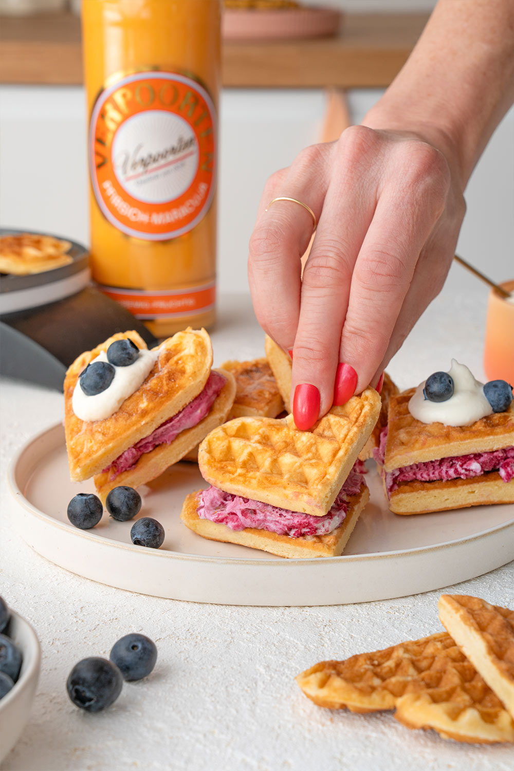 Pfirsich-Maracuja Likör Waffeln mit Eiscreme Bild 2 Pfirsich-Maracuja Likör Waffeln mit Eiscreme Bild 2