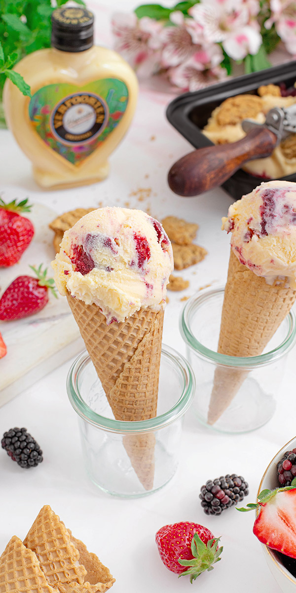 Eis selber machen – Eisrezepte für die Eismaschine ''Beeriges Eierliköreis mit Keksen'' Bild 2 Eis selber machen – Eisrezepte für die Eismaschine ''Beeriges Eierliköreis mit Keksen'' Bild 2