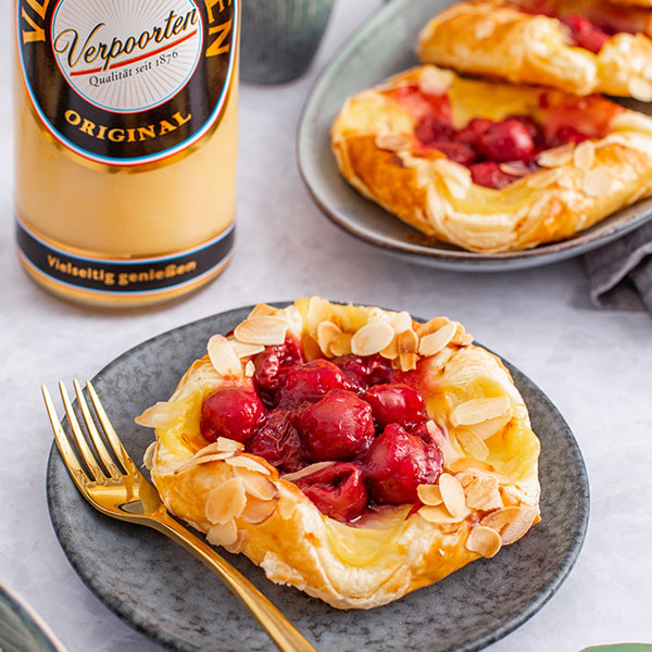 Einfache Plunderteilchen mit Eierlikörpudding und Kirschen