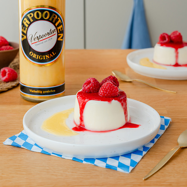 Bayrisch Creme mit Verpoorten Original Eierlikör und Himbeersauce