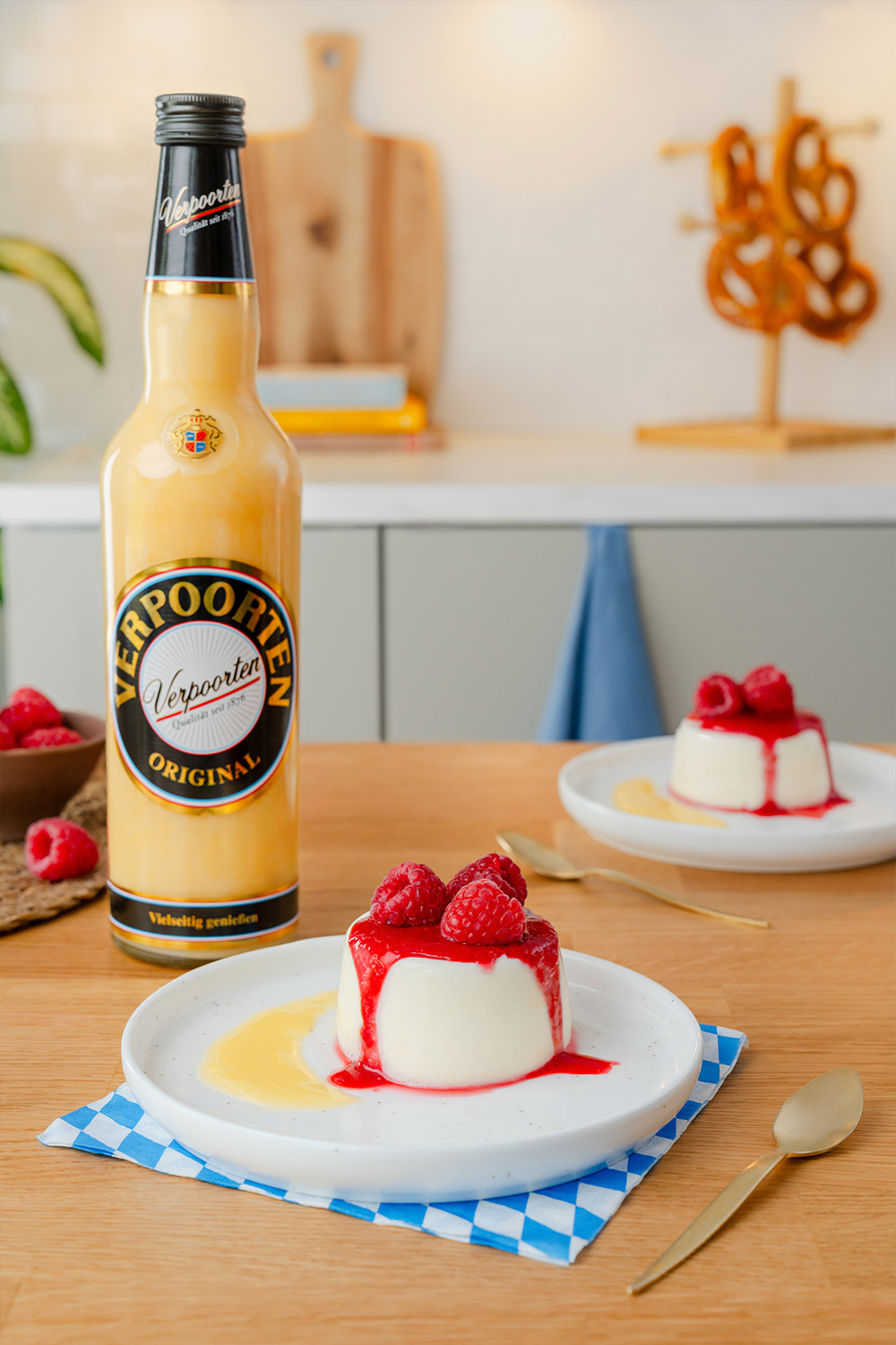 Bayrisch Creme mit Verpoorten Original Eierlikör und Himbeersauce Bild 1 Bayrisch Creme mit Verpoorten Original Eierlikör und Himbeersauce Bild 1