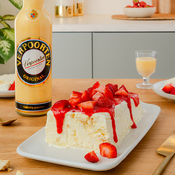 Eierlikör-Parfait mit Erdbeeren