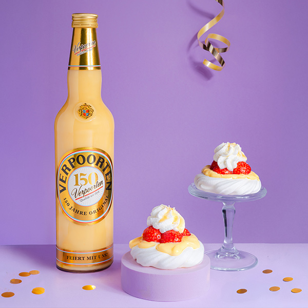 Verpoorten Pavlova mit Eierlikörcreme und Erdbeeren