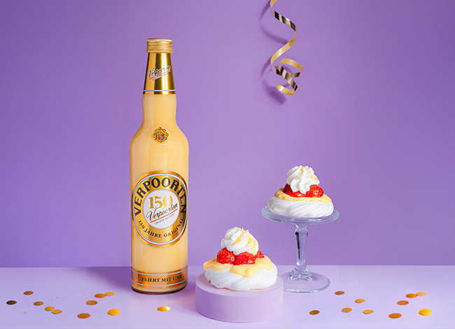 Verpoorten Pavlova mit Eierlikörcreme und Erdbeeren